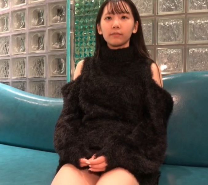 黑丝制服可爱学妹宿舍内的极品诱惑，骚逼自己抠出水